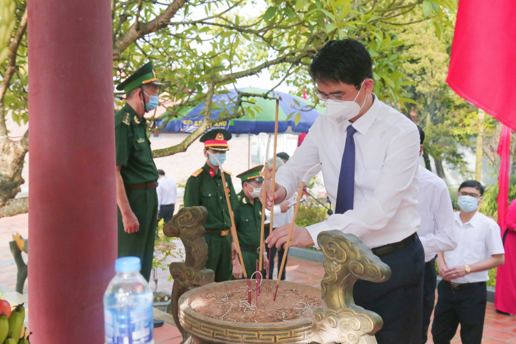 Đồng chí Bí thư Thị ủy Đông Triều dâng hương kỷ niệm 76 năm ngày thành lập Chiến khu Trần Hưng Đạo - Chiến khu Đông Triều