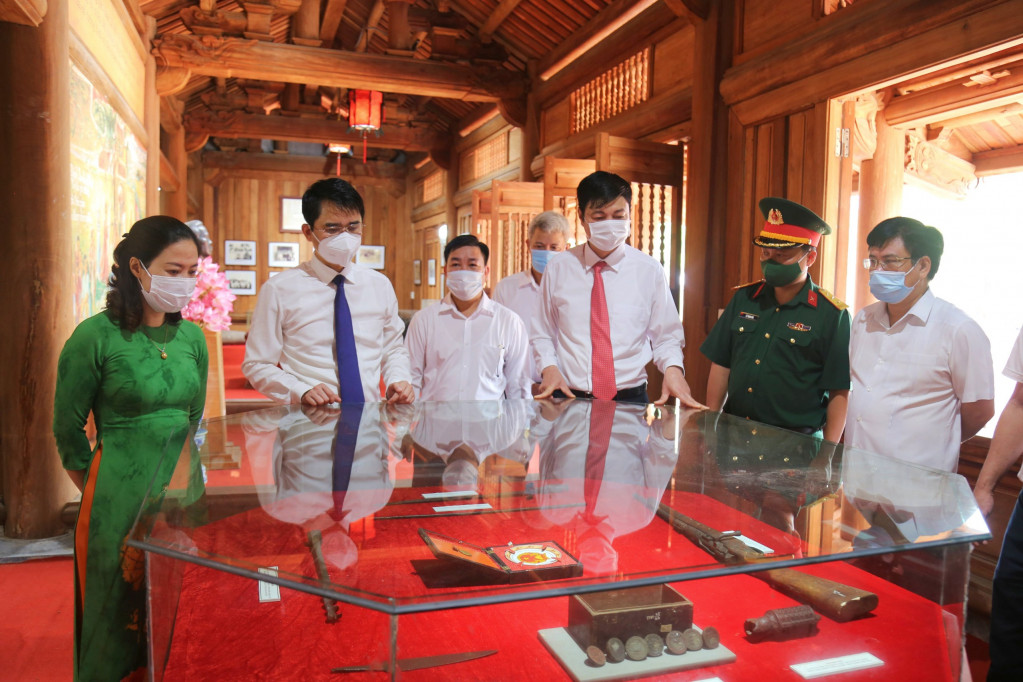 Các đại biểu thăm quan nhà Lưu niệm Chiến Khu Đông Triều.