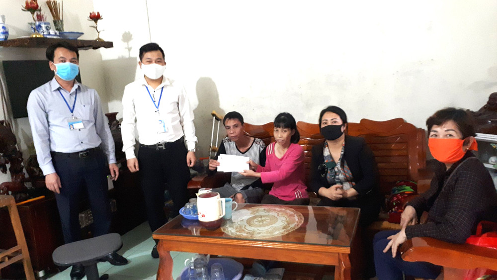 Đào Tuấn Linh (thứ 2 từ bên phải) cùng các cán bộ Hội Chữ thập đỏ TP Cẩm Phả tặng quà cho hộ nghèo khu Bình Minh, phường Cẩm Bình (TP Cẩm Phả)