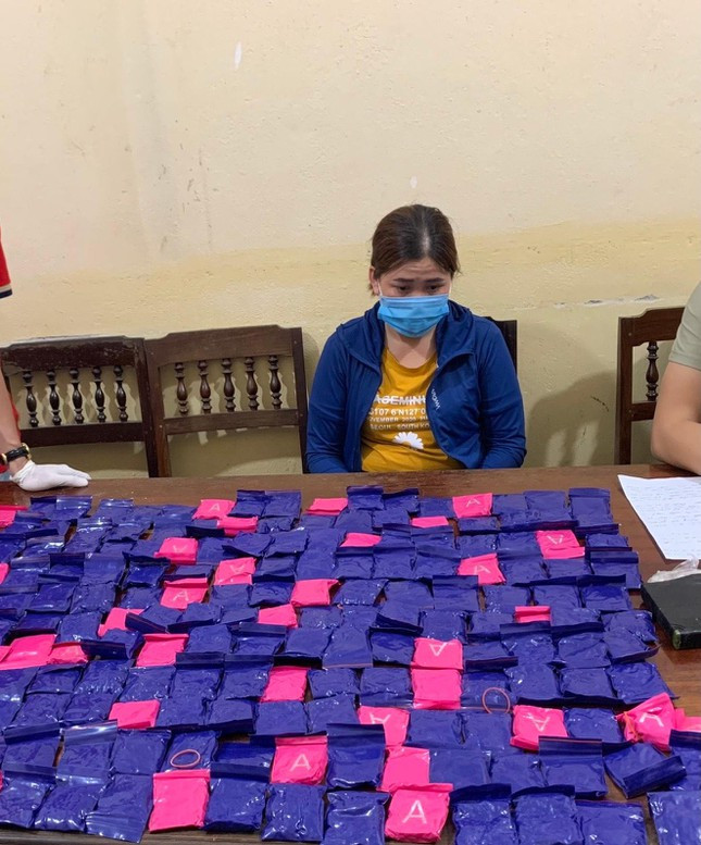 Cặp bồ với trùm ma túy, người phụ nữ nhận vận chuyển 42.000 viên thuốc lắc ảnh 1