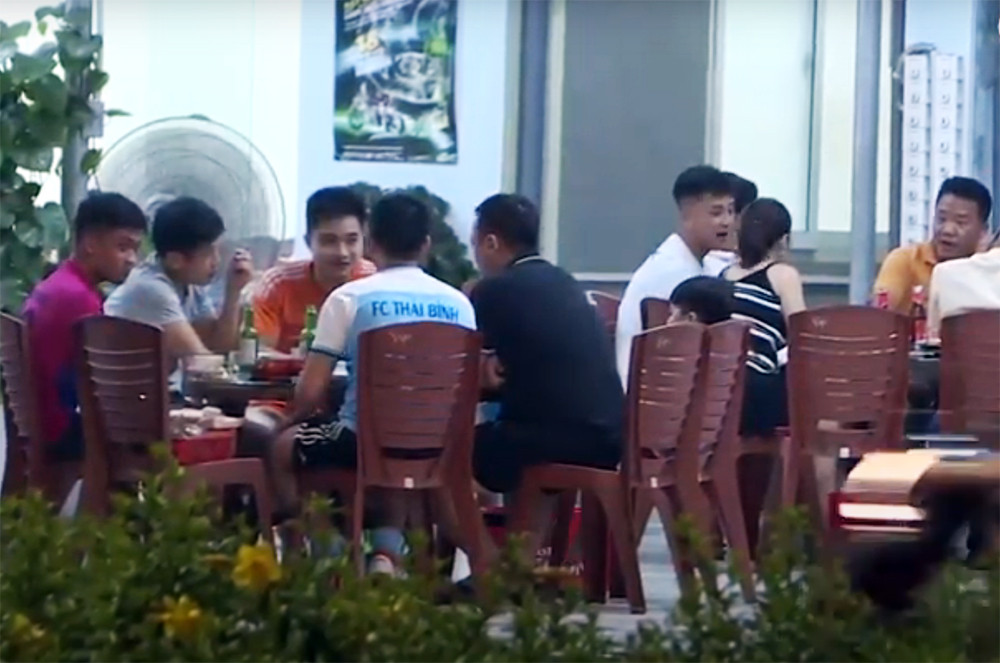 Tụ tập đông người là một trong những nguy cơ khiến dịch bệnh có thể lây lan.