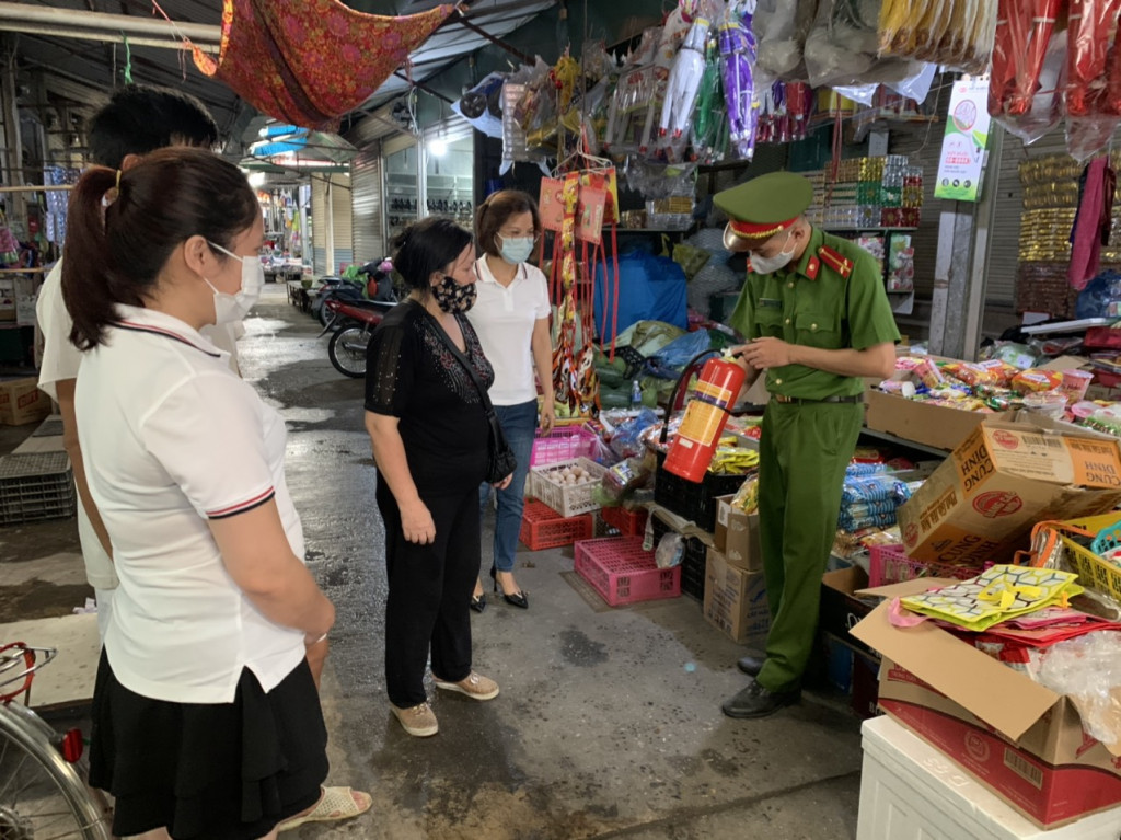 Công an TP Uông Bí kiểm tra PCCC tại chợ Trung tâm TP Uông Bí.