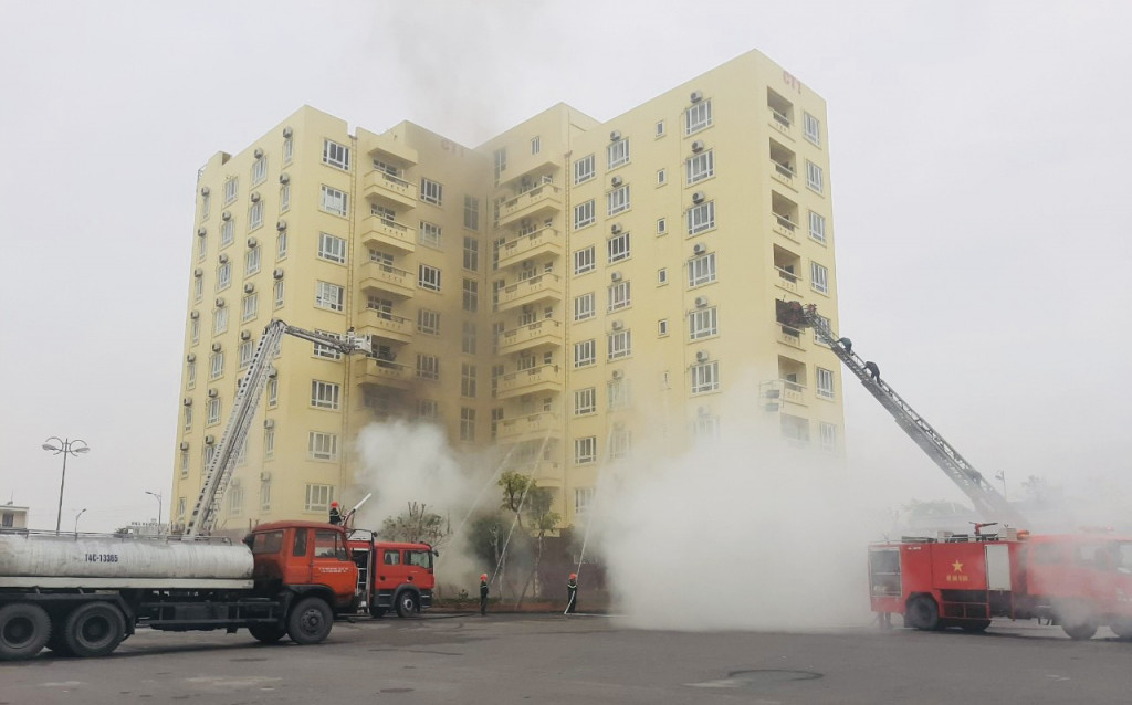 Lực lượng Cảnh sát PCCC&CNCH (Công an TP Uông Bí) thực tập phương án chữa cháy tại Khu tập thể công nhân- Công ty than Nam Mẫu-TKV