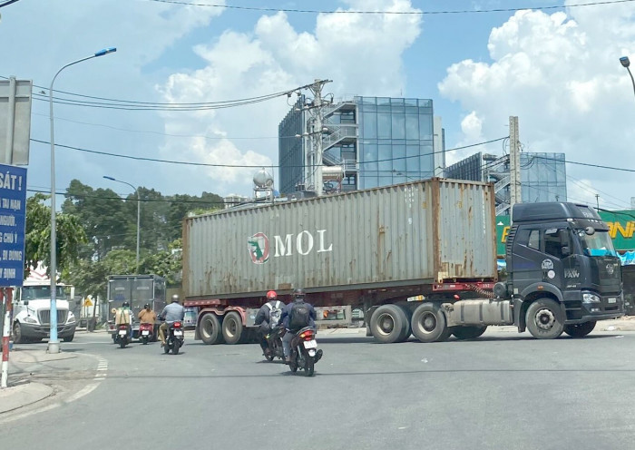 TP.HCM: Bất an xe container đậu tràn đường 2