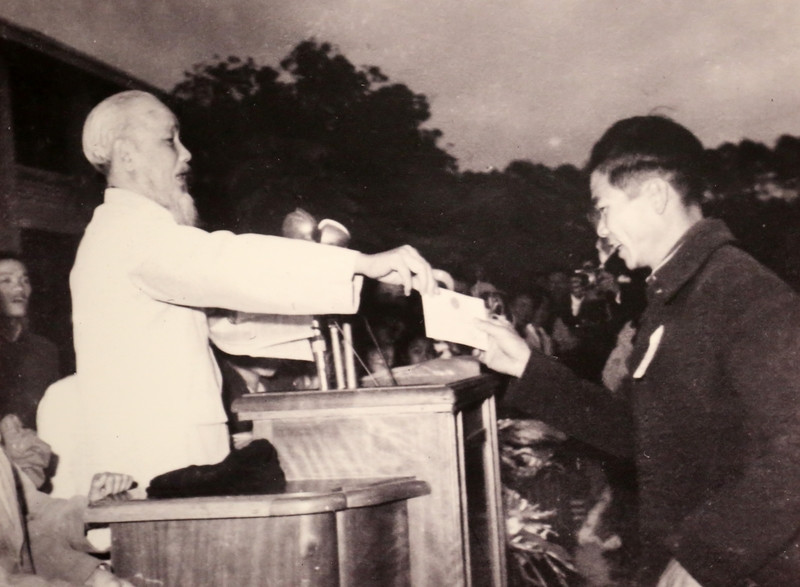 Chủ tịch Hồ Chí Minh khen ngợi và tặng Hợp tác xã nông nghiệp Đoan Tĩnh (Quảng Ninh) tấm thiếp chúc mừng năm mới vì thành tích trồng và chăm sóc được 11.000 cây sống, ngày 2/2/1965. (Ảnh tư liệu của Bảo tàng Quảng Ninh)