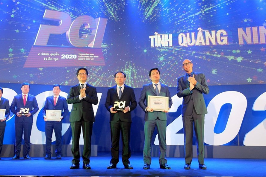 Lãnh đạo tỉnh Quảng Ninh nhận Cúp quán quân PCI 2020. Ảnh Minh Hà