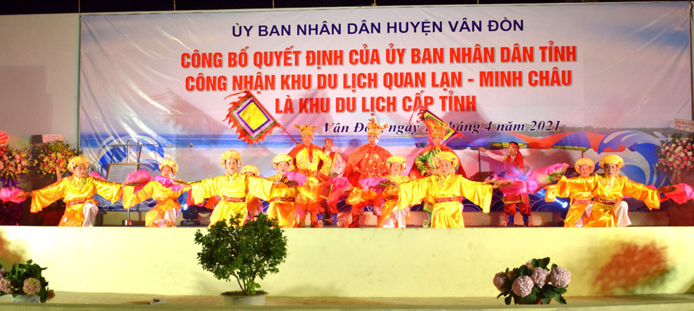 Đội văn nghệ CLB Liên thế hệ xã Quan Lạn biểu diễn chào mừng Khu du lịch Minh Châu, Quan Lạn là khu du lịch cấp tỉnh