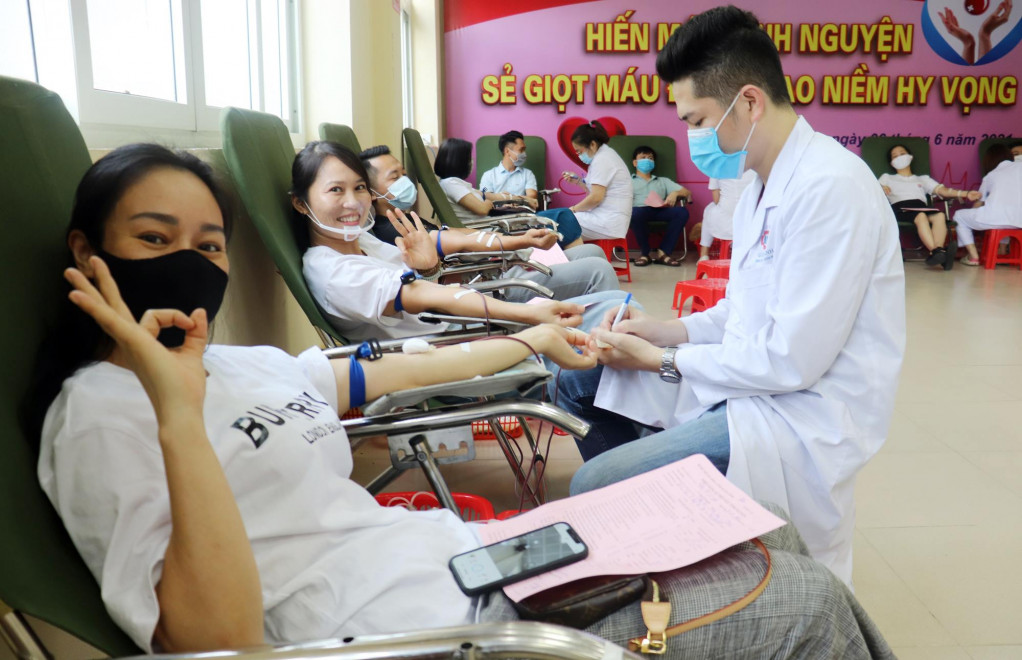 Cán bộ, phóng viên Trung tâm Truyền thông tỉnh, hội viên Hội Nhà báo tỉnh Quảng Ninh tham gia hiến máu tình nguyện ngày 6/6/2021. 