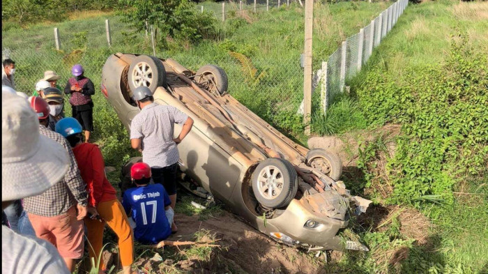 Điều tra nguyên nhân vụ ô tô lao xuống mương, tài xế tử vong ở Tây Ninh 1