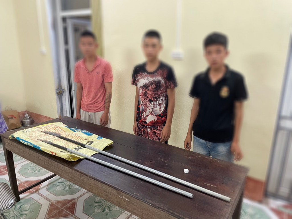 3 nam thanh niên và số vũ khí thô sơ bị Công an xã Quảng Nghĩa thu giữ. Ảnh: Công an xã Quảng Nghĩa (TP Móng Cái).