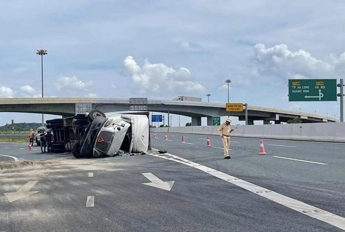 Xe container lật nghiêng trên cao tốc Hà Nội - Hải Phòng sau cú ôm cua gấp 1