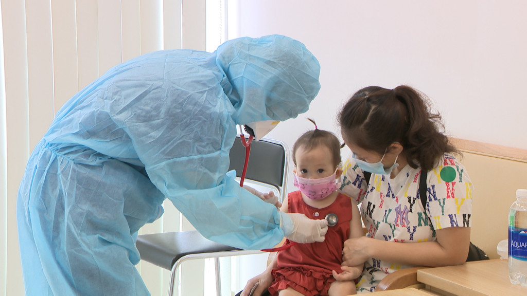 Khám bệnh cho trẻ mắc bệnh đường hô hấp tại Bệnh viện ĐKQT Vinmec Hạ Long.