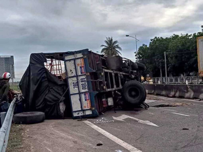 Tài xế ngủ gật, xe chở hàng lật chắn ngang QL1, hàng đổ tung toé 2