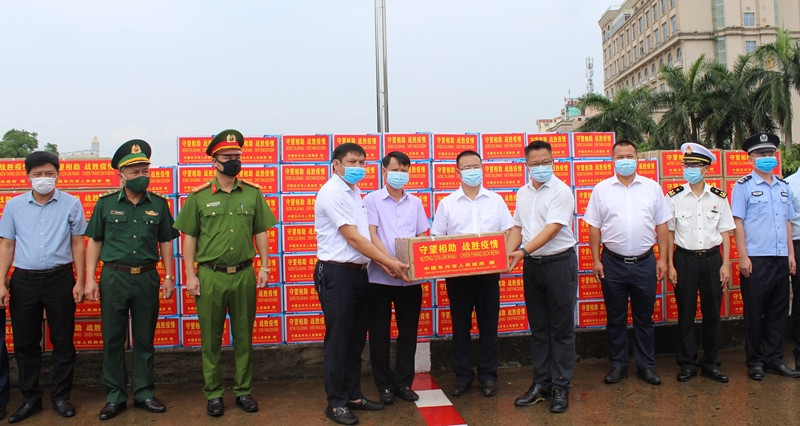 Thành phố Đông Hưng (Trung Quốc) trao tặng Thành phố Móng Cái (Việt Nam) vật tư y tế phục vụ công tác phòng chống dịch bệnh Covid-19.