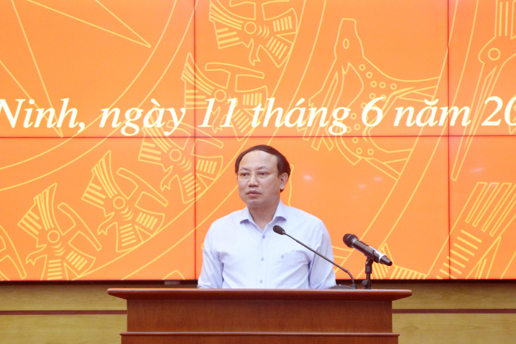 Đồng chí Nguyễn Xuân Ký, Ủy viên BCH Trung ương Đảng, Bí thư Tỉnh ủy, Chủ tịch HĐND tỉnh, phát biểu chỉ đạo tại cuộc họp.