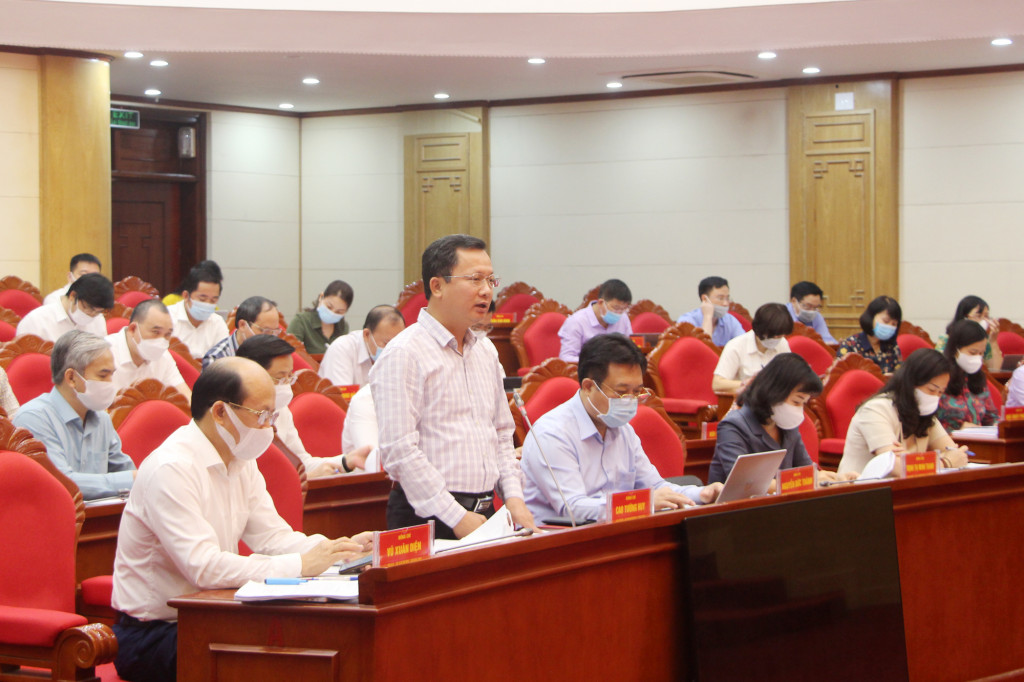Đồng chí Cao Tường Huy, Phó Chủ tịch Thường trực UBND tỉnh, phát biểu thảo luận tại hội nghị.