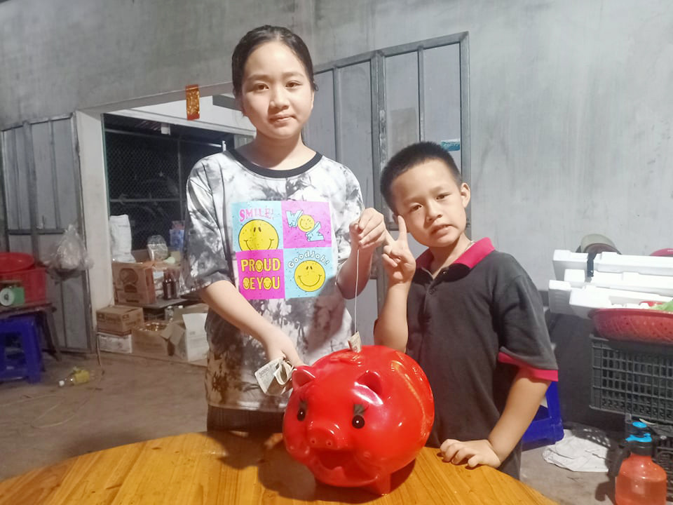 EM Chu Hoàng Thương, học sinh lớp 7 tặng quà