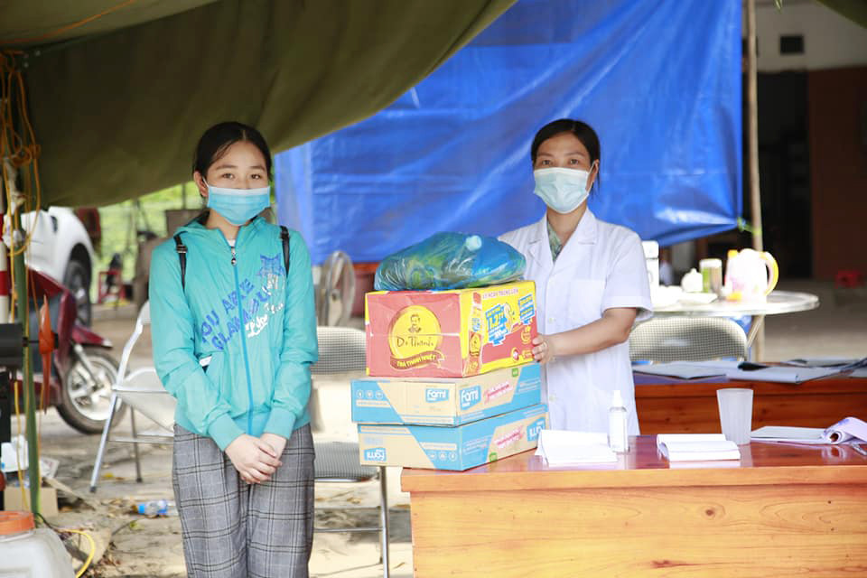 Em Chu Hoàng Thương, học sinh lớp 7, Trường Dân tộc Nội trú Tiên Yên tặng quà cho lực lượng trực tại chốt.