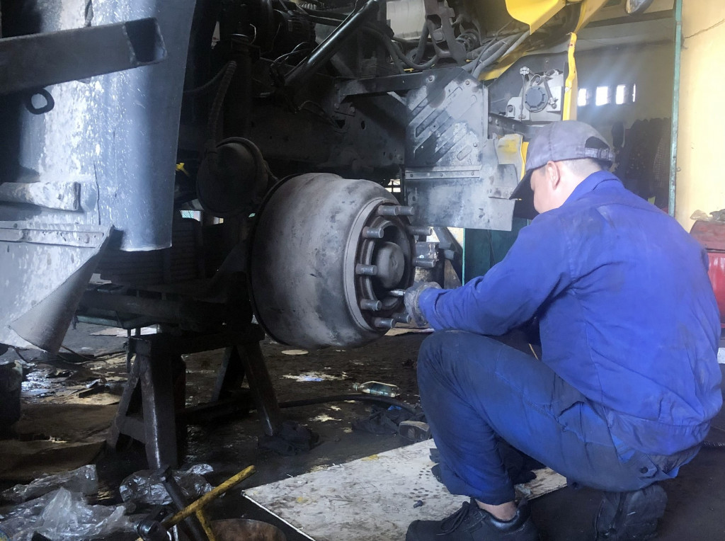 Công nhân Tổ gia công cơ khí, Trạm sửa chữa, Công ty CP Vận tải ô tô Quảng Ninh sửa chữa thiết bị trên xe ô tô tải hạng nặng.
