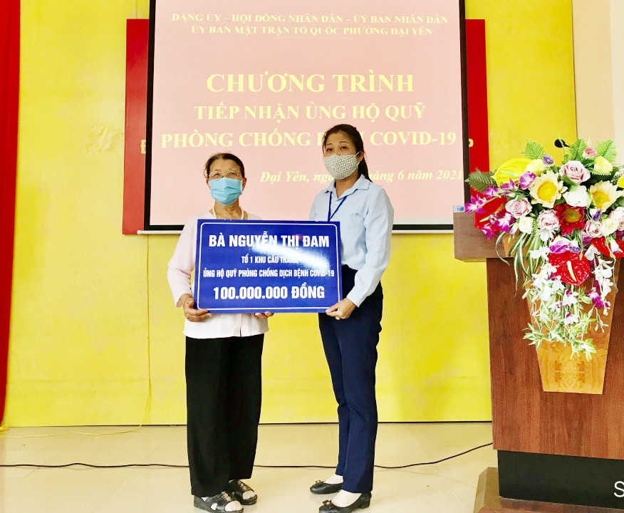 Cụ bà Nguyễn Thị Đam, 76 tuổi ở tổ 1 khu Cầu Trắng, phường Đại Yên, TP Hạ Long ủng hộ Quỹ vắc xin phòng, chống Covid-19.