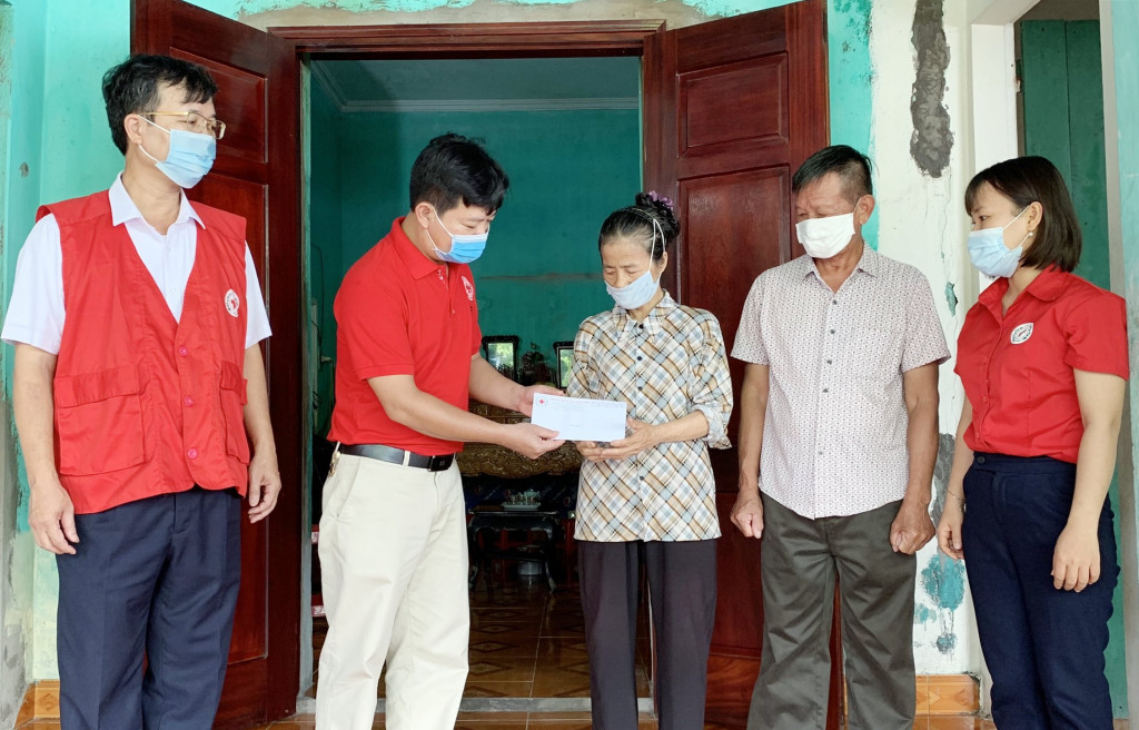 Các thành viên Cụm thi đua số 2 thăm hỏi, tặng quà cho bà Đào Thị Hiên, ở khu 6, phường Trưng Vương (TP Uông Bí) có hoàn cảnh đặc biệt khó khăn.