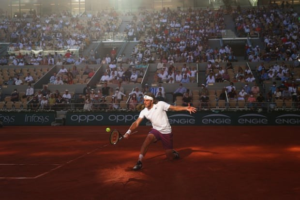 Djokovic len ngoi Roland Garros sau man nguoc dong ngoan muc hinh anh 1