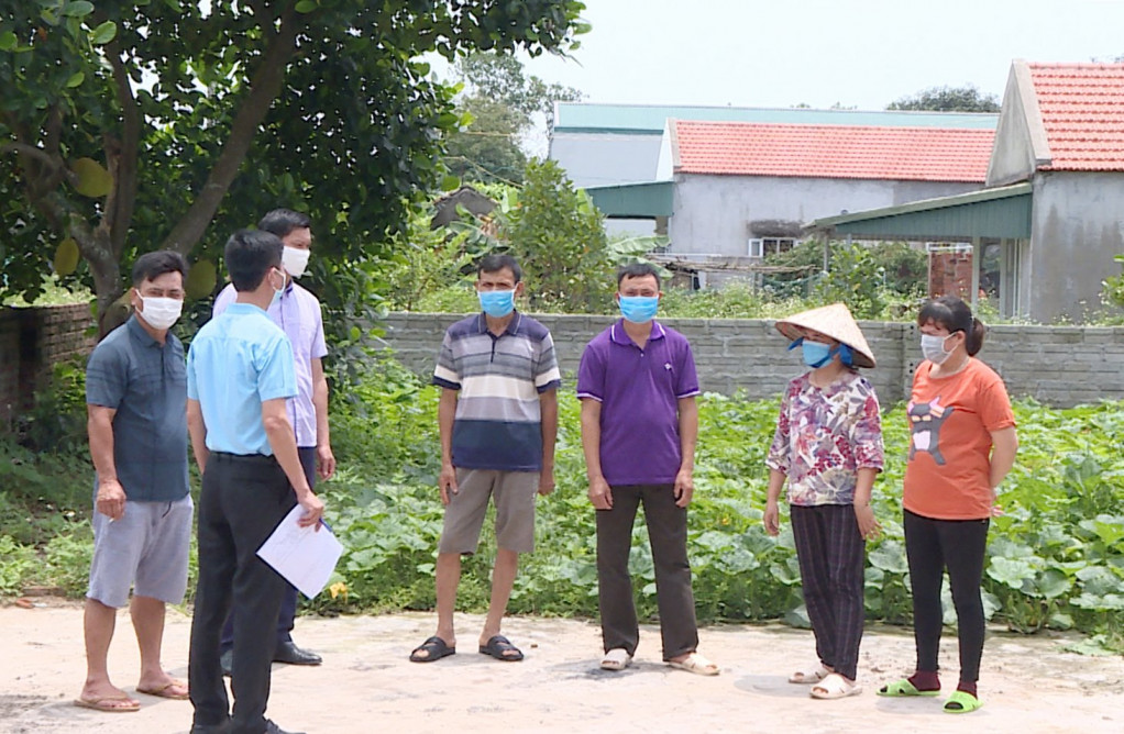 Cán bộ Trung tâm phát triển quỹ đất TP Móng Cái vận động người dân phường Hải Hòa thực hiện công tác giải phòng mặt bằng cho dự án công trình thi công đúng tiến độ.