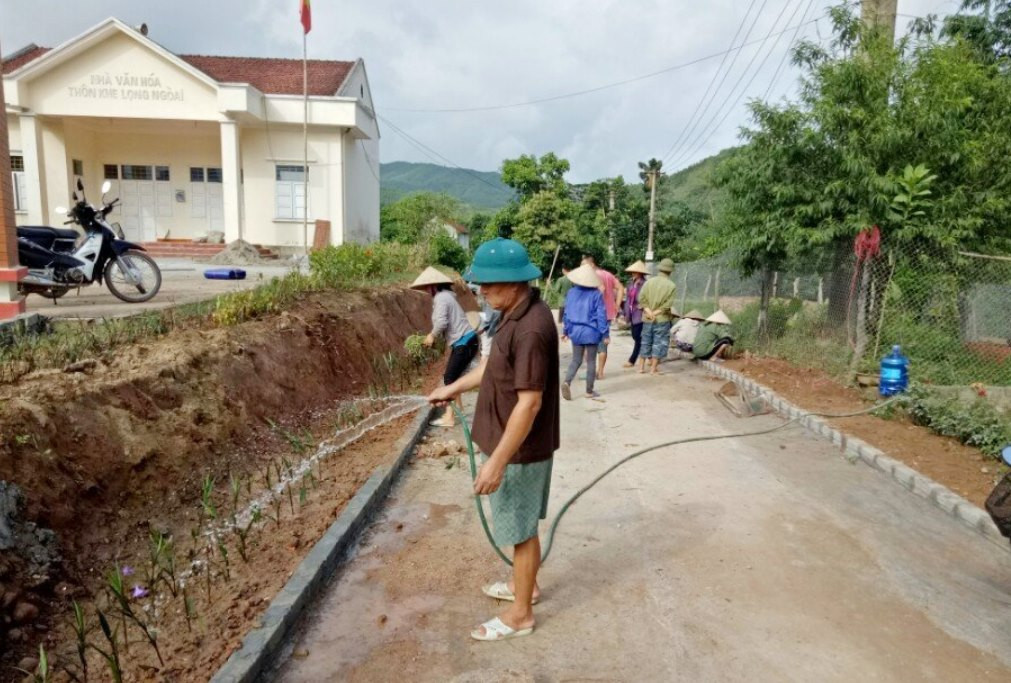 Người dân thôn Khe Lọng Ngoài, xã Thanh Sơn (huyện Ba Chẽ) làm đường, trồng cây xanh tạo cảnh quan môi trường.