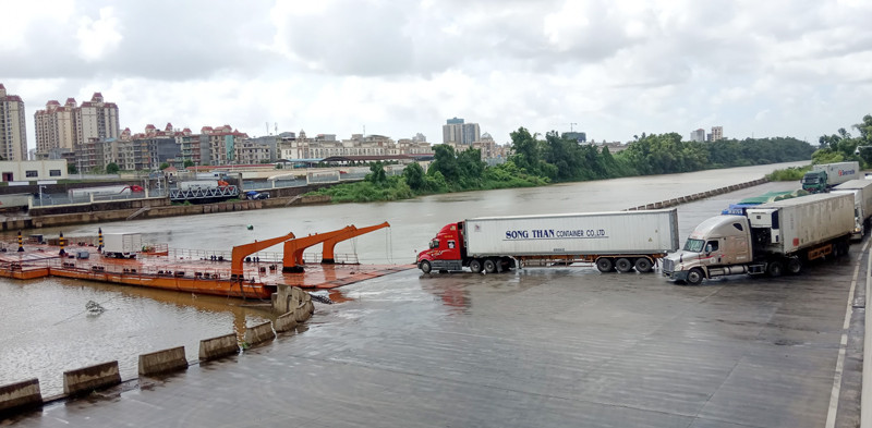 Trung bình mỗi ngày có khoảng hơn 100 container hàng hóa xuất khẩu qua Lối mở cầu phao tạm Km3+4 Hải Yên, Móng Cái.