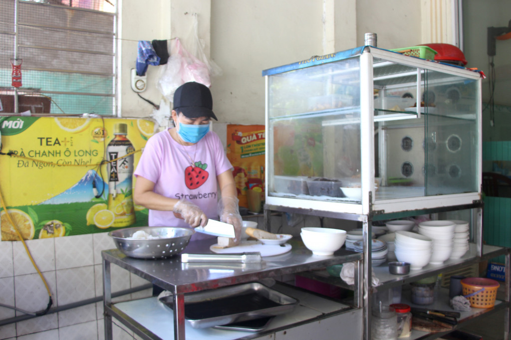 Các cơ sở kinh doanh dịch vụ đều thực hiện nghiêm quy định phòng, chống dịch. (Ảnh chụp tại một quán phở ở phường Hồng Hà, TP Hạ Long).