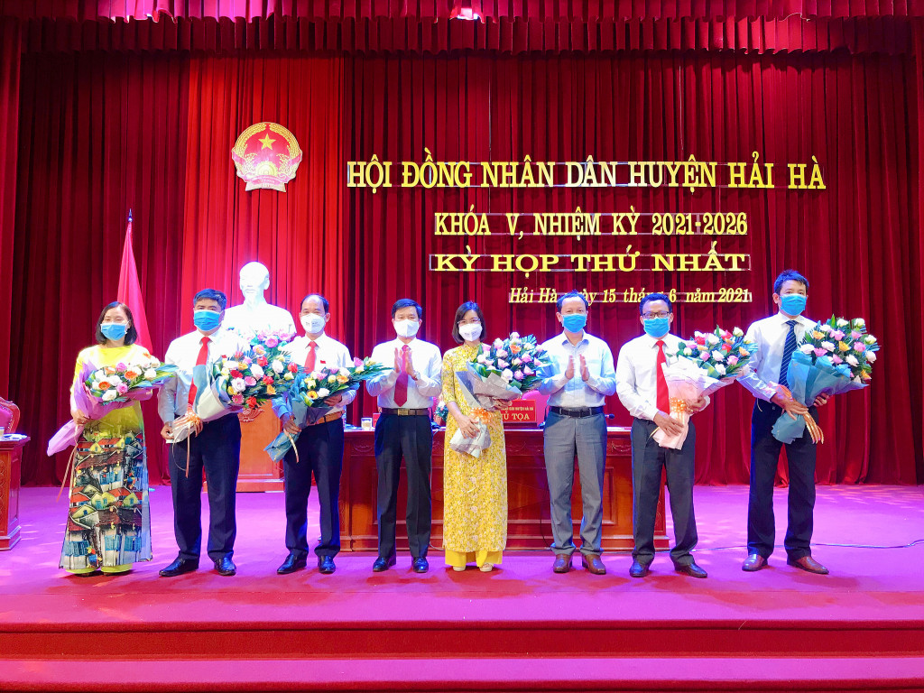 Các đồng chí lãnh đạo tỉnh và huyện tặng hoa chúc mừng các đồng chí Chủ tịch, Phó Chủ tịch và Uỷ viên UBND huyện Hải Hà khóa V nhiệm kỳ 2021-2016.