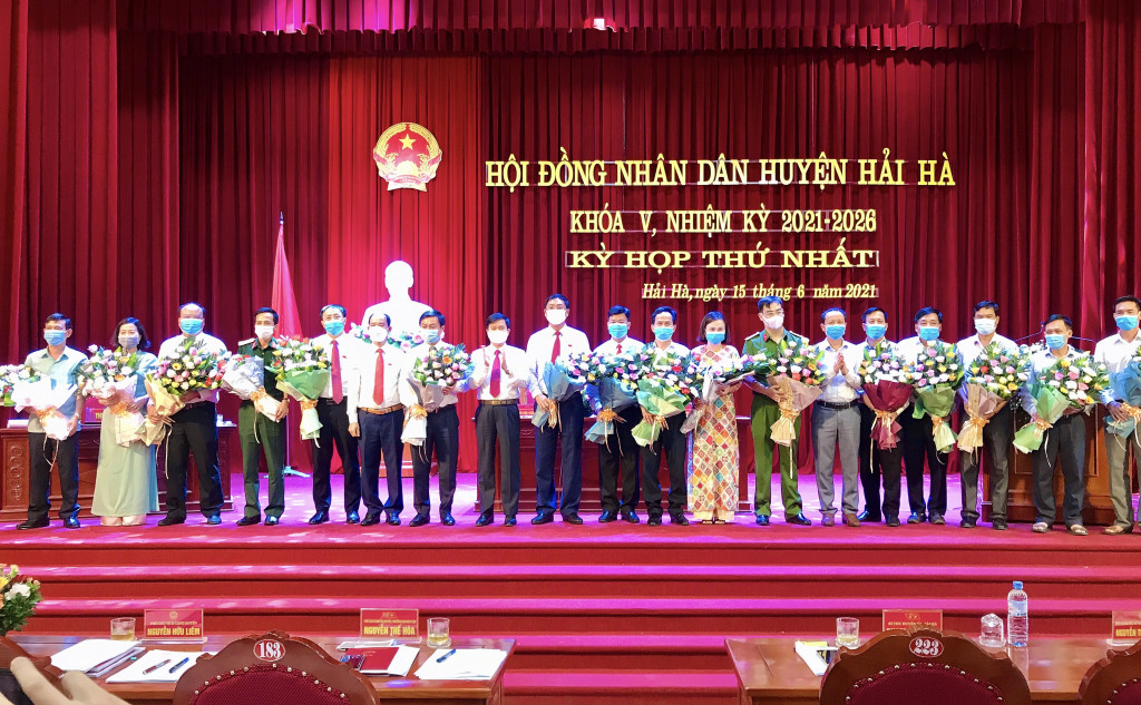 Các đồng chí lãnh đạo tỉnh và huyện tặng hoa chúc mừng các đồng chí Chủ tịch, Phó Chủ tịch và các Trưởng, Phó Ban HĐND huyện Hải Hà khóa V nhiệm kỳ 2021-2026.