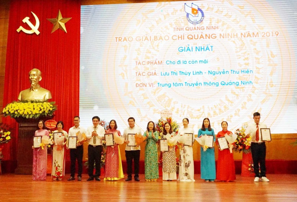 Các tác giả, nhóm tác giả đoạt giải nhất Giải Báo chí tỉnh Quảng Ninh 2019  (Ảnh Khánh Giang)
