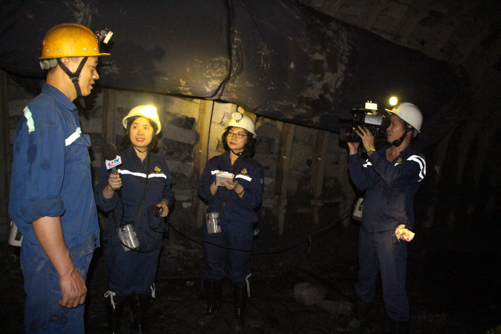 Phóng viên Phòng Chuyên đề, Trung tâm truyền thông tỉnh tác nghiệp tại mỏ Hà Lầm (Ảnh: Quốc Việt-CTV).