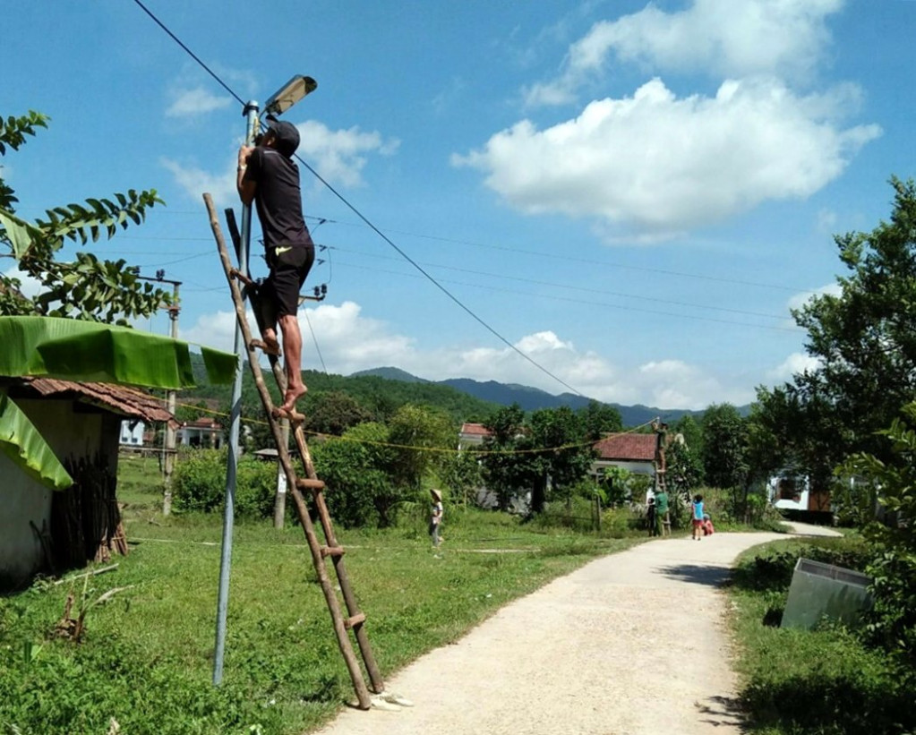 Lắp đặt hệ thống đèn điện chiếu sáng tại đường liên thôn xã Nam Sơn (huyện Ba Chẽ).