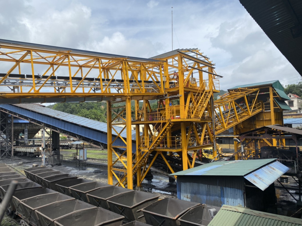 Hệ thống cấp liệu than cám độ tro cao ở Công ty Tuyển than Cửa Ông - TKV .