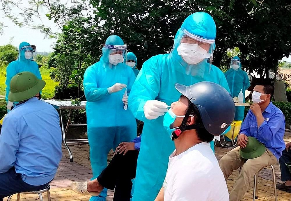 Những “chiến binh áo trắng” của Quảng Ninh quyết tâm truy vết nhanh, lấy mẫu bệnh phẩm nhiều nhất giúp Bắc Giang nhanh chóng chặn đứng dịch bệnh.