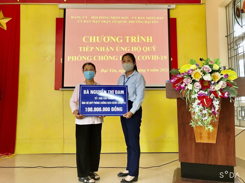 Bà Nguyễn Thị Đam (khu Cầu Trắng, phường Đại Yên, TP Hạ Long) ủng hộ 100 triệu cho Quỹ vắc-xin phòng, chống Covid-19.