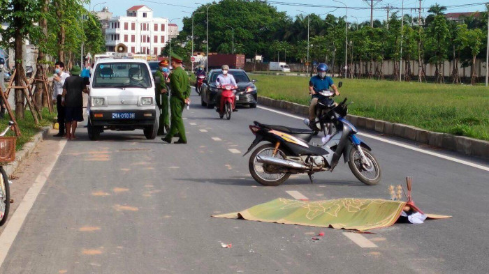 Điều tra vụ cụ bà tử vong cạnh chiếc xe đạp trên đường Trịnh Văn Bô 1