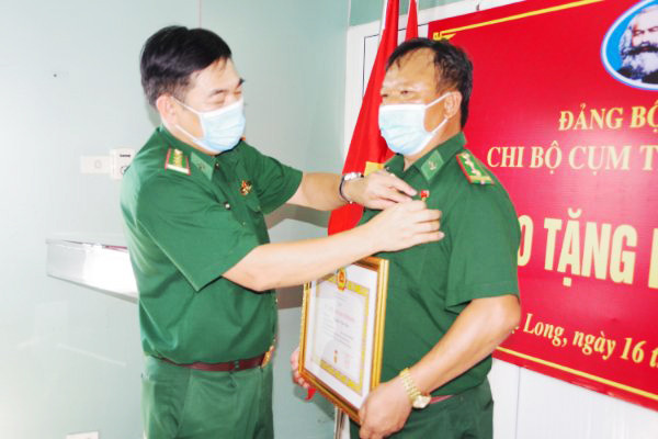 Đại tá Nguyễn Thanh Hải, Chính ủy BĐBP tỉnh trao huy hiệu 30 năm tuổi Đảng cho đảng viên.