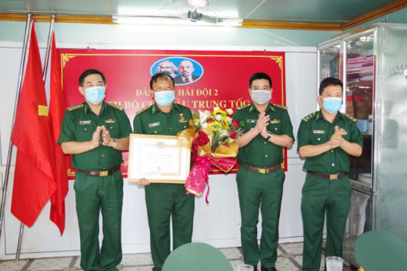 Lãnh đạo BĐBP tỉnh, Hải đội 2 - Biên phòng tặng hoa chúc mừng Trung tá Nguyễn Văn Đứcnhận huy hiệu 30 năm tuổi Đảng  