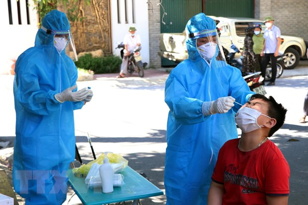 Lực lượng y tế lấy mẫu xét nghiệm cho người dân ở phường Thạch Quý, thành phố Hà Tĩnh. (Ảnh: Công Tường/TTXVN)