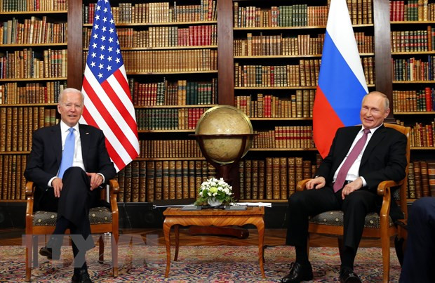 Tổng thống Mỹ Joe Biden (trái) và Tổng thống Nga Vladimir Putin tại hội nghị thượng đỉnh ở Geneva, Thụy Sĩ, ngày 16/6/2021. (Ảnh: THX/TTXVN)