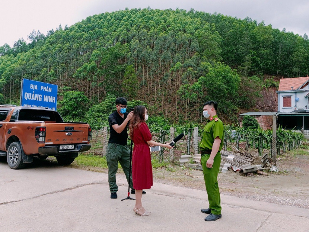 Phóng viên Nguyễn Thị Thu Trang cùng đồng nghiệp của Trung tâm Trung tâm TT&VH Đông Triều tác nghiệp tại chốt kiểm soát liên ngành tỉnh lộ 345 sang Bắc Giang. Ảnh: Nhân vật cung cấp