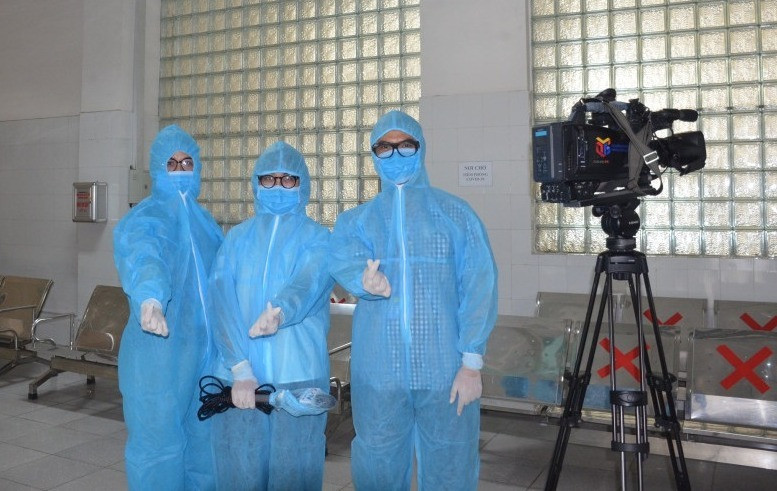 Nhóm phóng viên Phòng Thời sự, Trung tâm Truyền thông Quảng Ninh được trang bị đồ bảo hộ trước khi vào Bệnh viện số 2, nơi cách ly, điều trị bệnh nhân mắc Covid-19 trên địa bàn tỉnh Quảng Ninh. Ảnh: Nguyễn Hoa