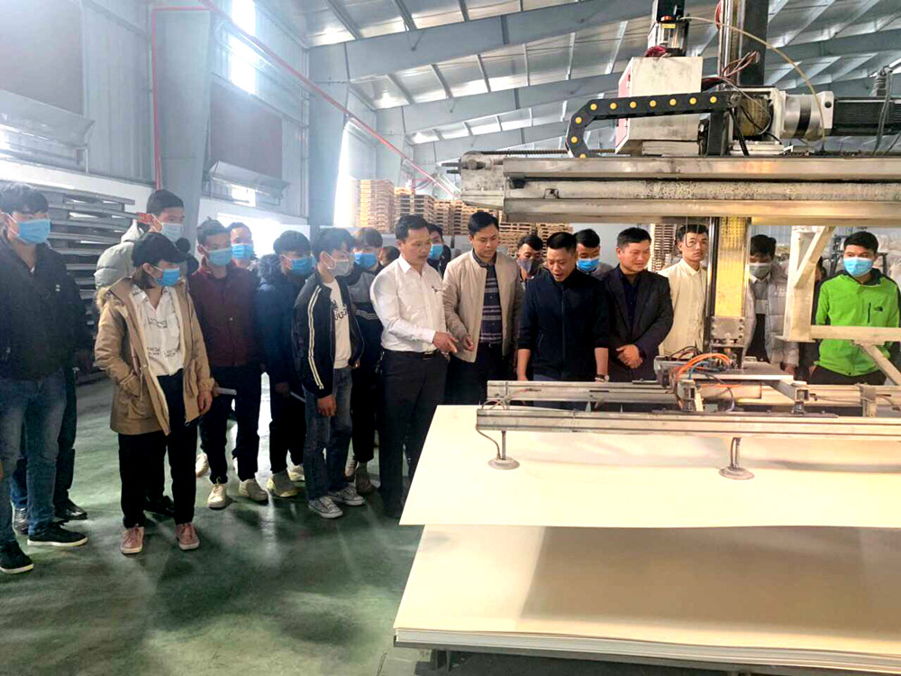 Các ĐVTN huyện Ba Chẽ thăm dây chuyền sản xuất tại Công ty CP Nhựa Kiên An, thuộc Cụm Công nghiệp Kim Bình, TP Phủ Lý, tỉnh Hà Nam (Ảnh do Huyện đoàn Ba Chẽ cung cấp)