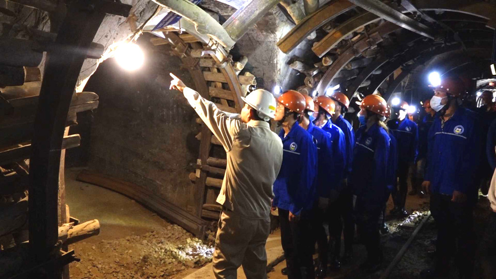 Trải nghiệp thực tế quy trinh khai thác hầm lò tại Công ty CP Than Mông Dương - TKV của các ĐVTN huyện Ba Chẽ (Ảnh Ngọc Lợi - Trung tâm Truyền thông Văn hóa huyện Ba Chẽ)