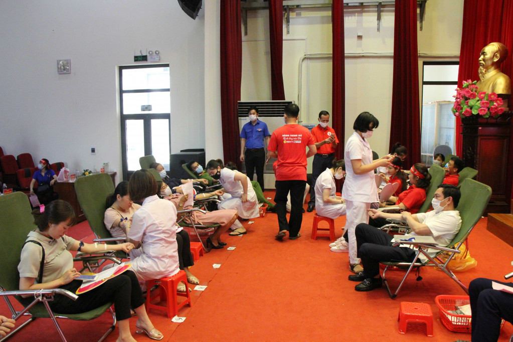 Các đồng chí lãnh đạo huyện Cô Tô tham gia hiến máu tình nguyện tại Chương trình.