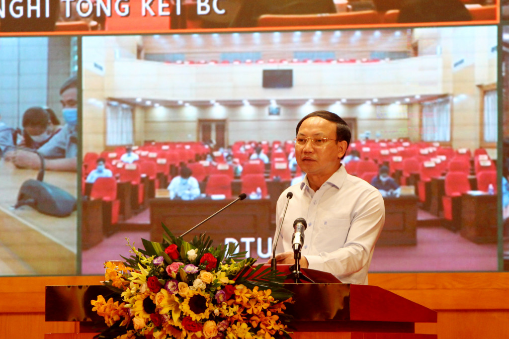 Đồng chí Nguyễn Xuân Ký, Ủy viên BCH Trung ương Đảng, Bí thư Tỉnh ủy, Chủ tịch HĐND tỉnh, phát biểu tại hội nghị.