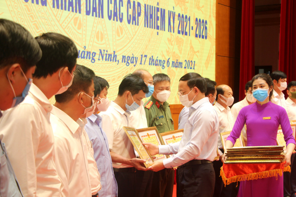 Đồng chí Bí thư Tỉnh ủy, Chủ tịch HĐND tỉnh trao Bằng khen cho các tập thể có thành tích xuất sắc.